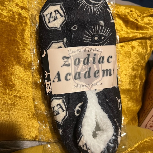 BOOKISH BOX BUNDLE! - Picture 4 of 15